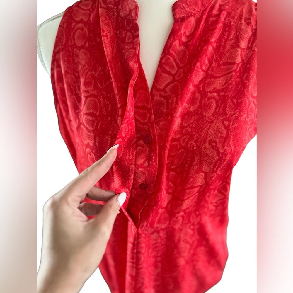 JNY Jones New York Red Snake Skin Pattern Blouse - Size Medium - Picture 7 of 13